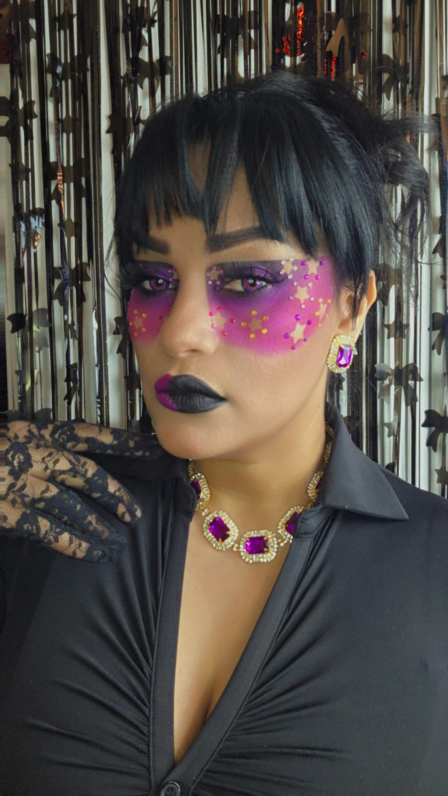 Maquillage galaxie étoilé avec strass et lèvres sombres