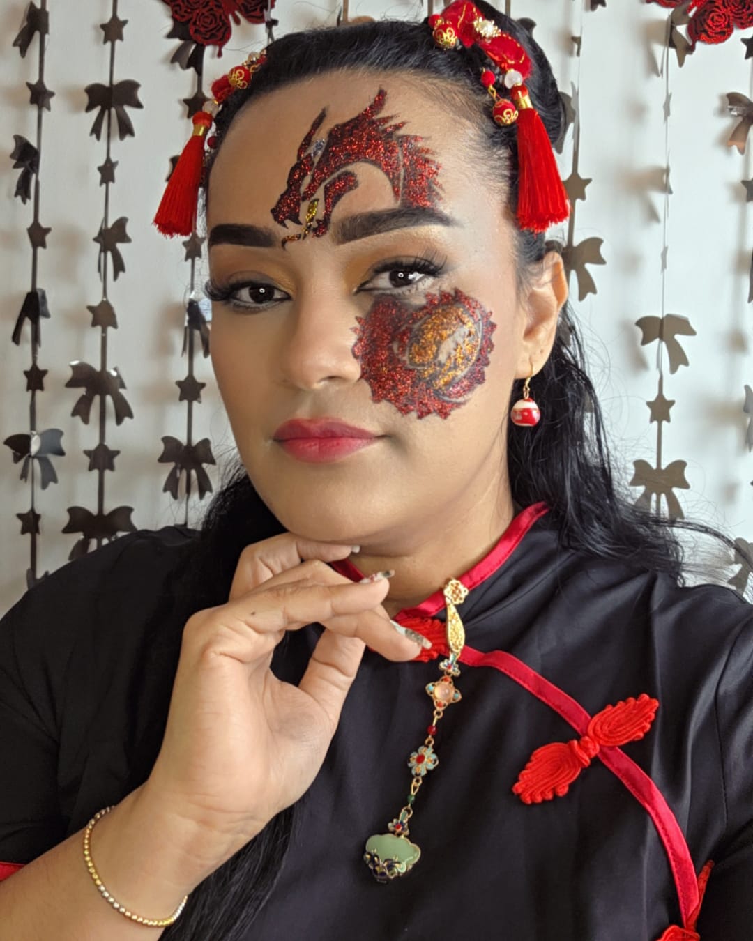 Maquillage dragon rouge avec paillettes et style chinois