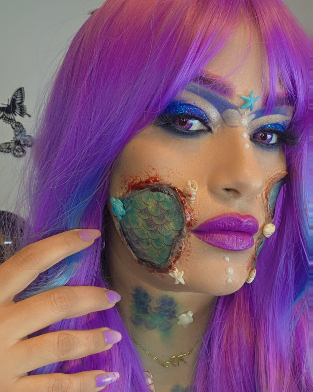 Maquillage sirène avec écailles et cheveux violets
