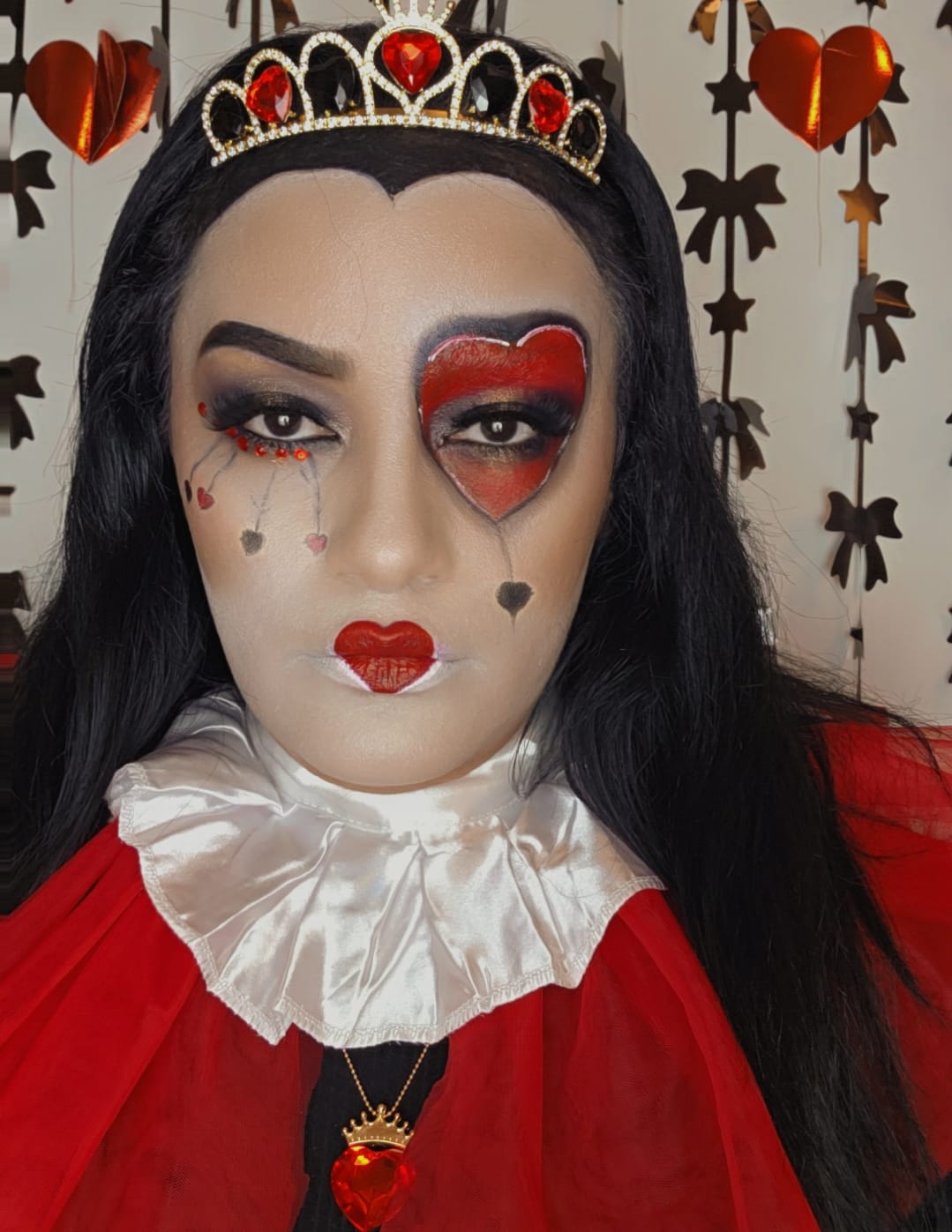 Maquillage Reine de Cœur avec couronne et cœurs