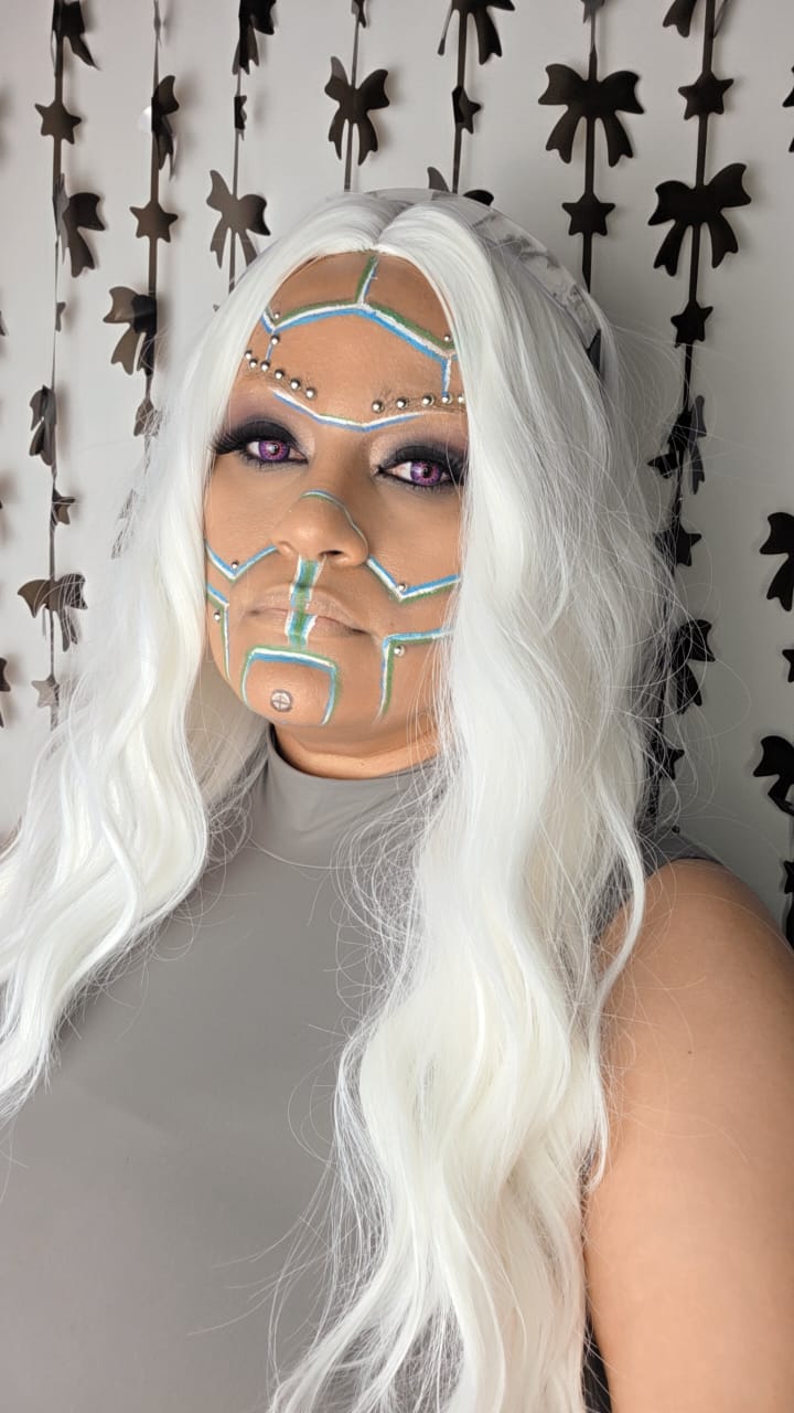 Maquillage cyborg futuriste avec lignes géométriques
