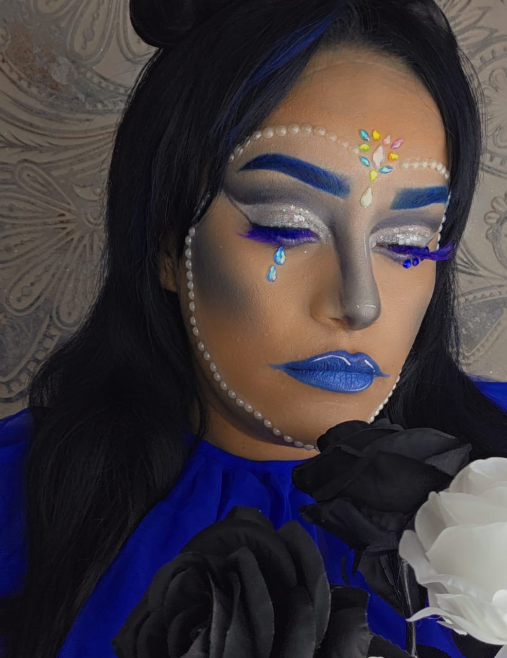 Maquillage bleu saphir avec perles et cristaux