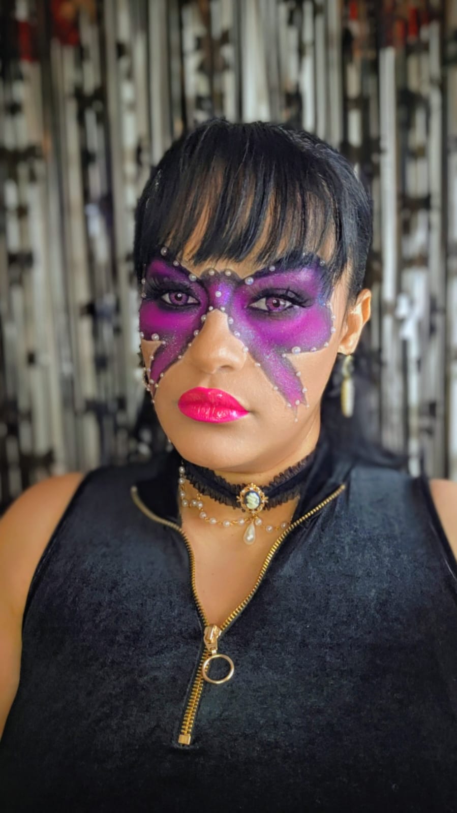 Maquillage papillon violet avec strass et perles