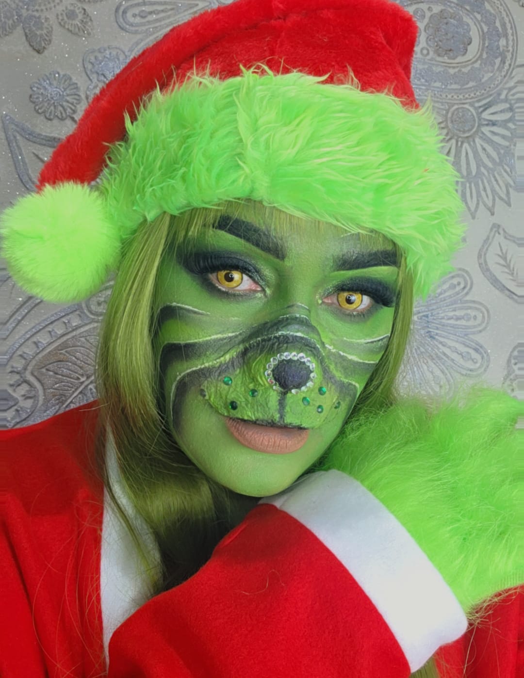 Maquillage Grinch avec prothèses et bonnet de Noël